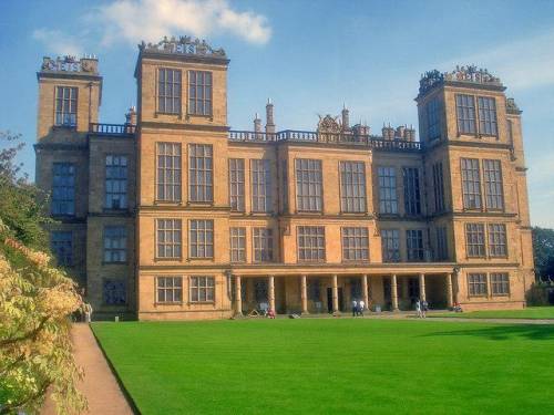 What building is pictured below?  a. elizabeth hall, the home of elizabeth shewsbury b. hardwick hal