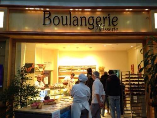 Est-ce qu'lsabelle entre dans la boulangerie pour acheter des baugettes?