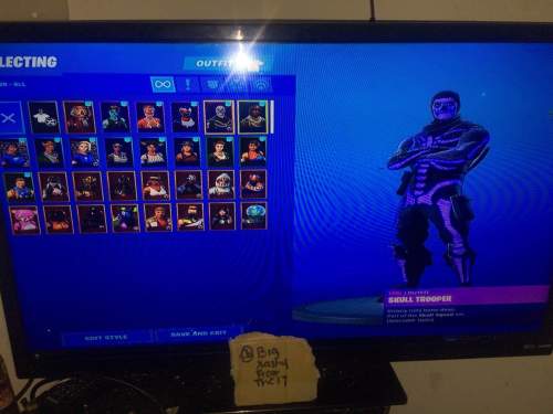 If anyone wnats to trade my fornite acc dm me on text me