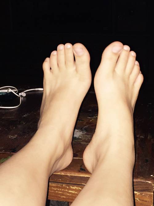 My feet I sell for $500 a pic