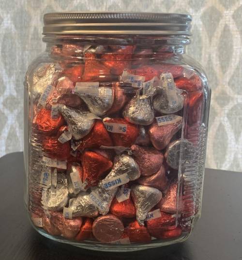 How many Hershey kisses are in this 128 oz mason jar. Please help, it’s for a school contest!