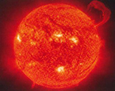 Look at this image of the sun.

The sun, a large, glowing sphere. 
This image helps readers better